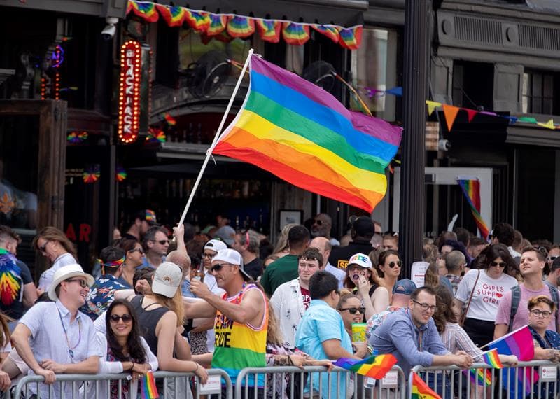 "Solo debe izarse una bandera, la de EEUU": Pence defiende la prohibición de mostrar la bandera LGBT en embajadas