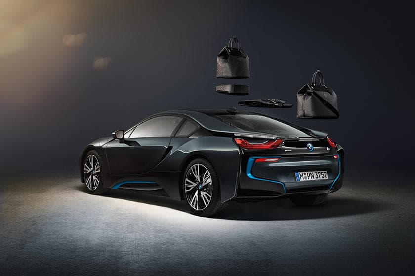 <b><u>Maletas y Bolsas a la medida Louis Vuitton – BMW</u></b>
<br>Una de las grandes desventajas del BMW i8 es el reducido espacio para bultos.
<a href="https://www.univision.com/temas/bmw">BMW</a> decidió aprovechar este problema para convertirlo en una oportunidad para asociándose con la prestigiosa marca Louis Vuitton.