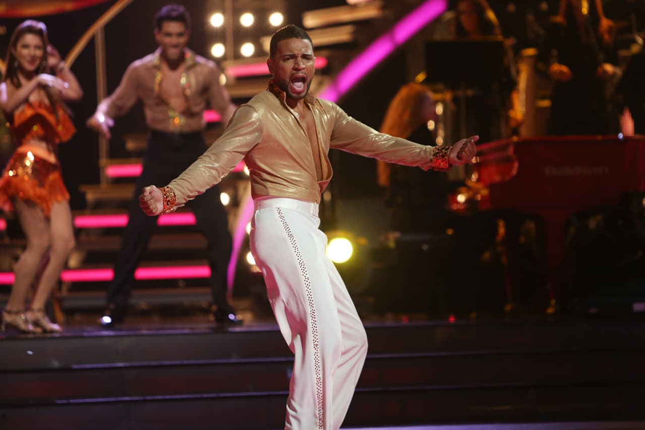 En la semifinal, Henry estuvo acompañado durante su primer baile por una exparticipante de Mira Quién Baila.