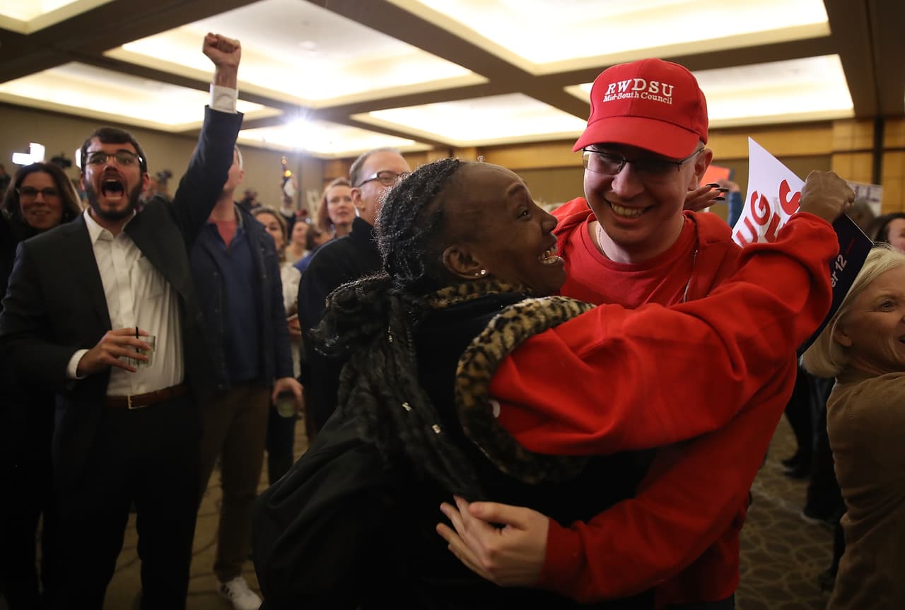 Líderes afroamericanos aseguran que Jones atrajo votos de su comunidad haciendo campaña a favor de asuntos que les afectan, como el acceso a servicios de salud, trabajos y educación.