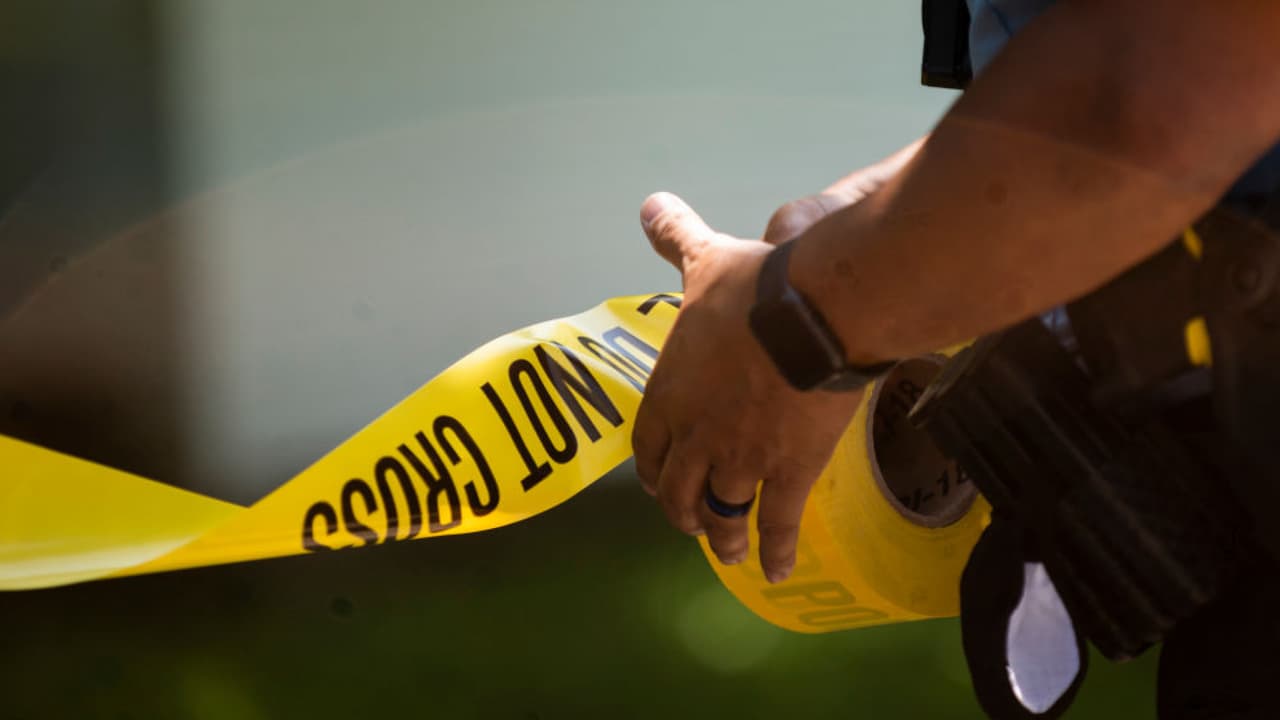 El tiroteo se registró poco antes del mediodía en la escuela 
<b><a href="https://www.univision.com/local/houston-kxln/tiroteo-escuela-suroeste-houston">YES Prep Southwest</a></b>, ubicada en el 
<b><a href="https://www.google.com/maps/place/4400+Anderson+Rd,+Houston,+TX+77053/data=!4m2!3m1!1s0x8640eb98f62fe905:0x5556f0a28e6434bb?sa=X&ved=2ahUKEwih1tmGoarzAhUDQ_EDHdqeDJQQ8gF6BAgIEAE" target="_blank">4400 de Anderson Road</a></b>, en el suroeste de la ciudad. De acuerdo con la información suministrada hasta el momento por las autoridades, un sospechoso está bajo custodia en relación con los hechos.