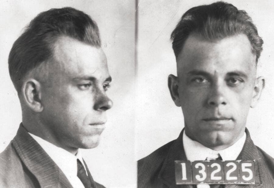<b>John Dillinger</b> nació en Indianápolis en 1903. Durante su corta vida, robó 24 bancos, de donde sustrajo $30,000. Por esos delitos fue encarcelado varias veces. En su último paso por prisión se mantuvo ocupado tallando una pistola de madera, que usó para engañar a los guardias para que abrieran su celda el 3 de marzo de 1934. El hombre tomó dos ametralladoras, encarceló a los propios guardias y huyó de la prisión de Crown Point en el auto del sheriff. Con una cacería humana a nivel nacional como resultado, Dillinger sería localizado y asesinado a tiros unos meses después.