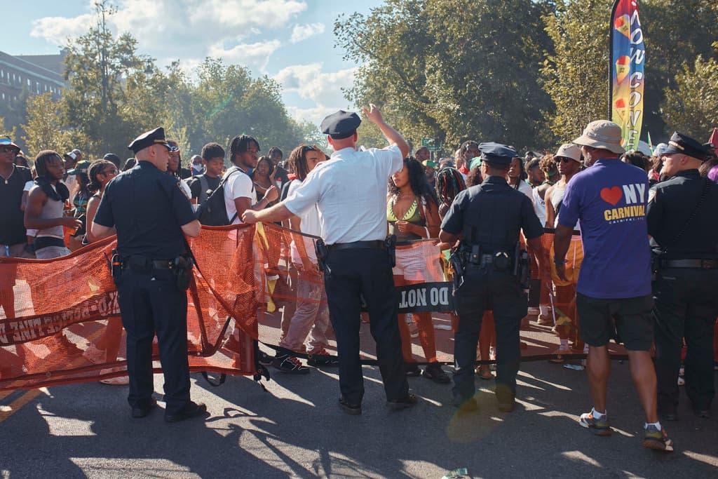 Cinco personas resultaron heridas y la policía tomó control de la zona en Eastern Parkway, mientras concluia el desfile.