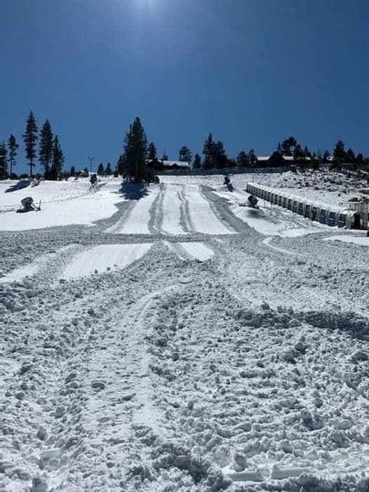 <b>Big Bear Snow Play:</b>
<br>La nieve natural y artificial se combinan para dar una gran base para toboganes de nieve y otras actividades para divertirse con toda la familia durante todo el año. Visita la
<a href="http://www.bigbearsnowplay.com/" target="_blank">página web</a> para verificar las actividades recreativas disponibles.
<br>
<br>
<b>Dirección</b>: 42825 Big Bear Blvd, Big Bear Lake, CA 92315 a dos horas de distancia de Los Ángeles.