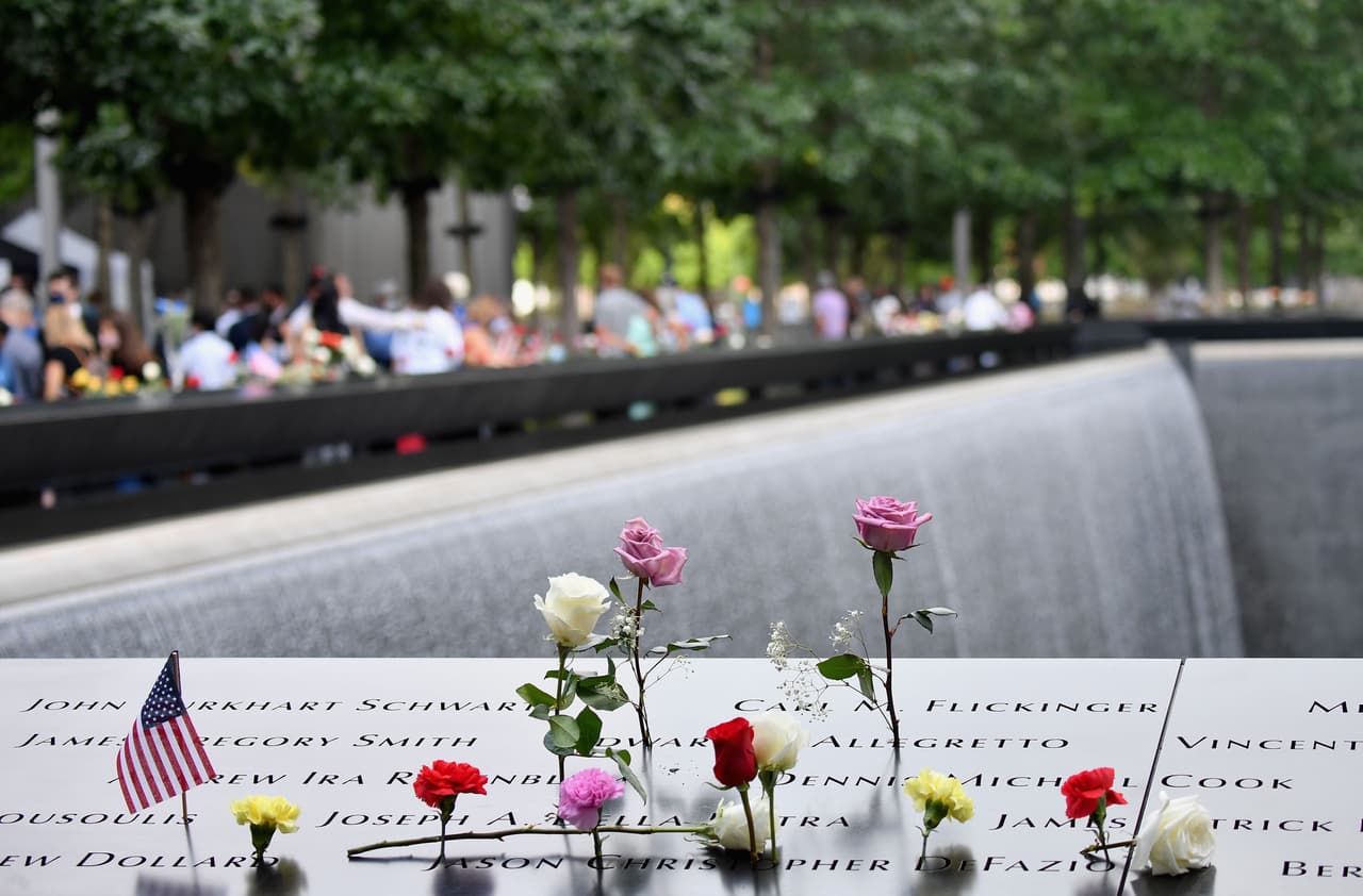 Flores y banderas fueron colocadas en el memorial.