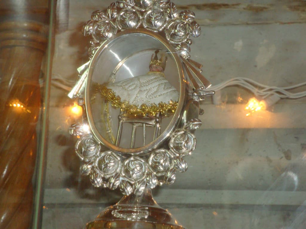 A esta localidad llegan turistas de todas partes del mundo para conocer la historia de esta pequeñita figura, encontrada por unos vecinos al desenterrar un pozo en búsqueda de agua para la comunidad. Gracias a este "niño del Cacahuatito", hay un manantial que dicen que jamás se extinguirá y que provee agua que puede ser bendecida.