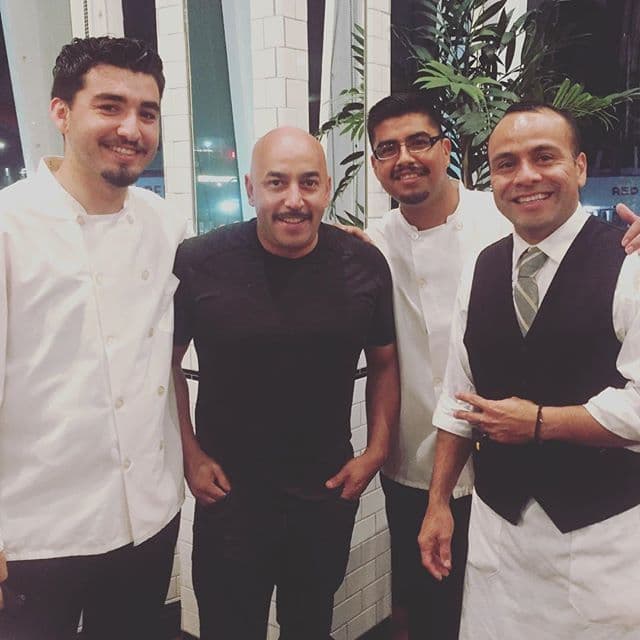 Además, "El Malo" incluye versiones en banda y mariachi del tema “Dolores”.