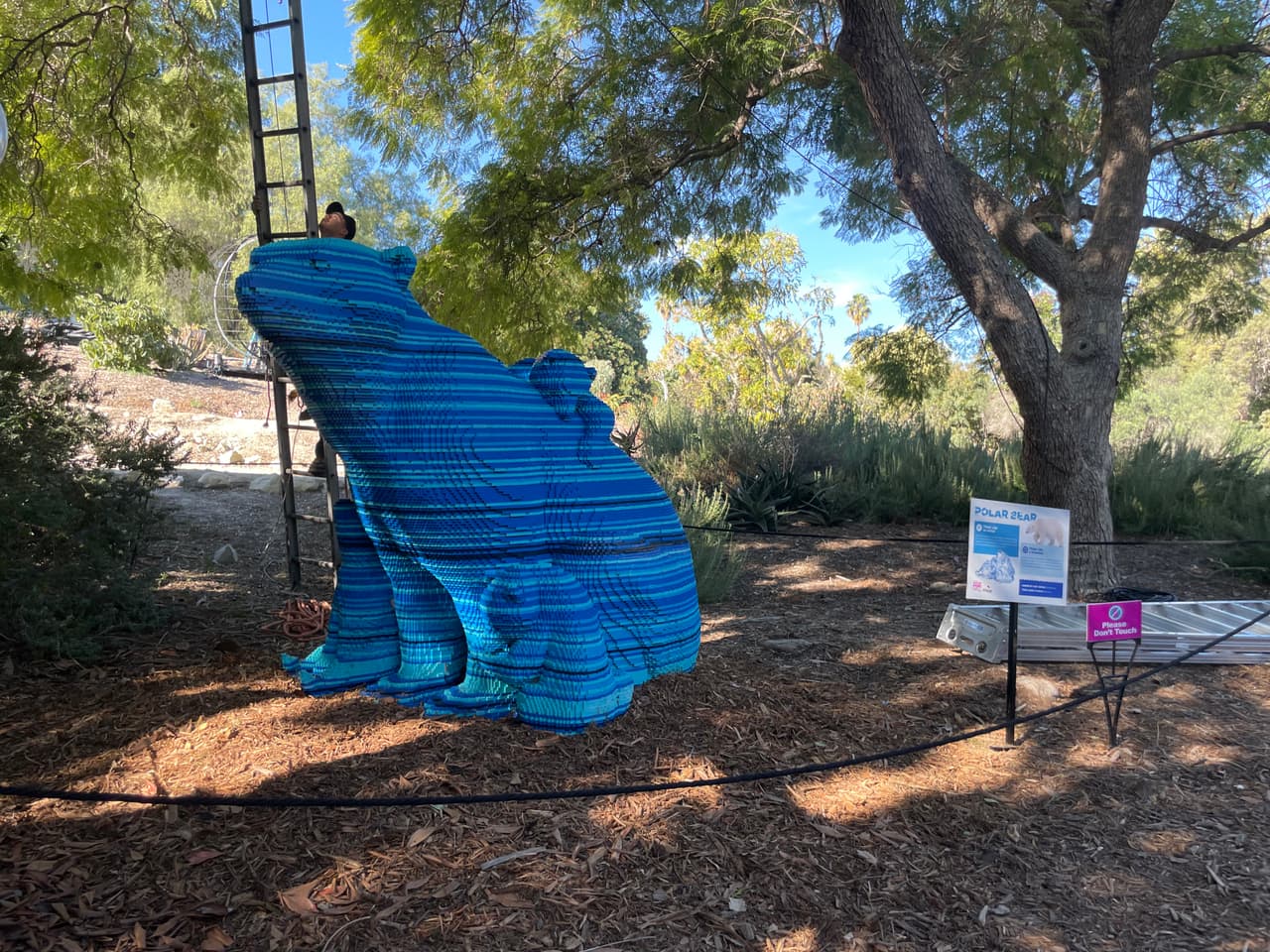 El color azul en este oso polar representa los colores naturales de los glaciares y, al mismo tiempo, la rápida pérdida de esta especie.
<br>
<b>Número de piezas de LEGO: 112,450</b>
<br>
<b>Horas de construcción: 389</b>