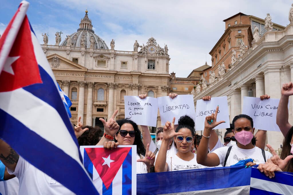 Cubanos residentes en Italia se congregaron este domingo en la Plaza de San Pedro pidiendo "libertad para Cuba".