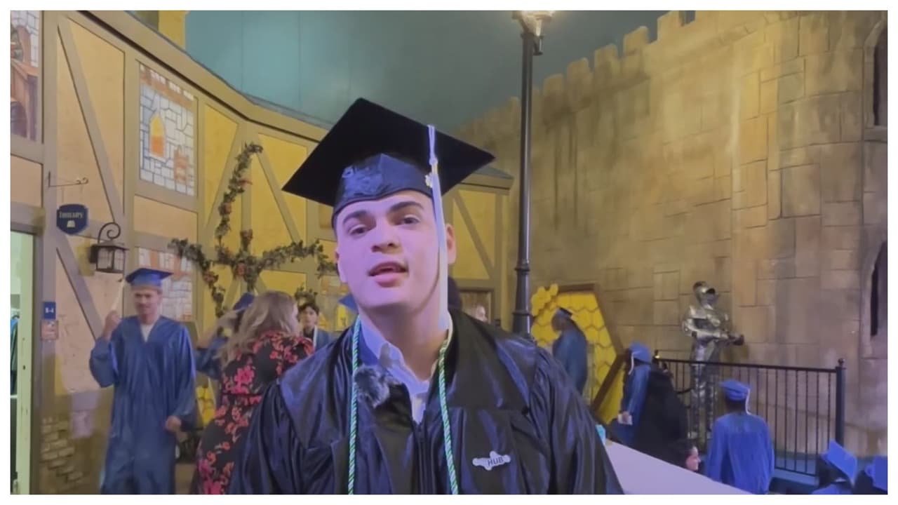 Inmigrante venezolano cumple su sueño de graduarse de preparatoria; así puedes lograrlo en Arizona