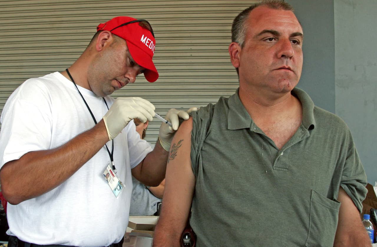 Para que la vacuna sea efectiva 
<b>deben recibirse todas las dosis requeridas</b>. Los 
<a href="https://www.cdc.gov/vaccines/index.html">Centros para el Control de Enfermedades </a>advierten que no sólo los niños deben estar al día con el calendario de vacunación. También los adultos, pues 
<b>la inmunidad que ofrecen las vacunas de la infancia <a href="http://uni.vi/RI5j309oHL6">puede disminuir</a> con el transcurso de los años</b>.