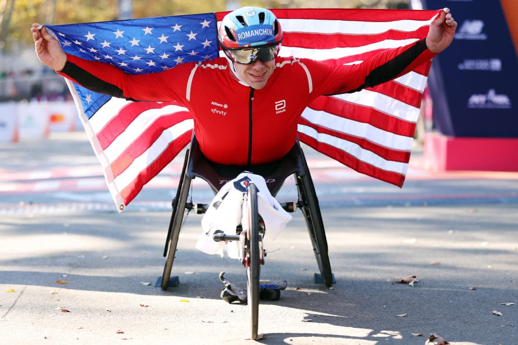 En la categoría de silla de ruedas, el estadounidense Daniel Romanchuk venció al tres veces campeón defensor Marcel Hug. Susannah Scaroni, también de Estados Unidos, se llevó el triunfo en la competencia femenina de silla de ruedas, repitiendo su victoria de 2022.