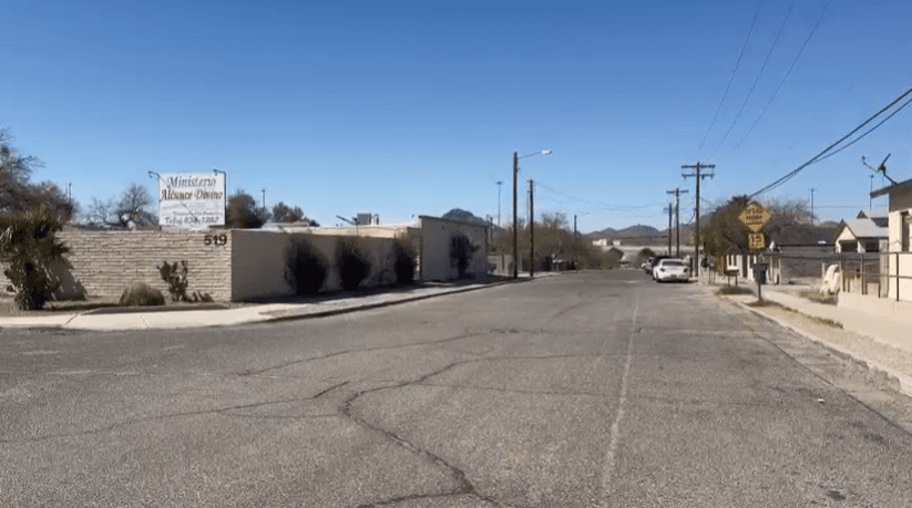 Un hombre es arrestado por la muerte a tiros de su hijo de tres años en una vivienda en Tucson
