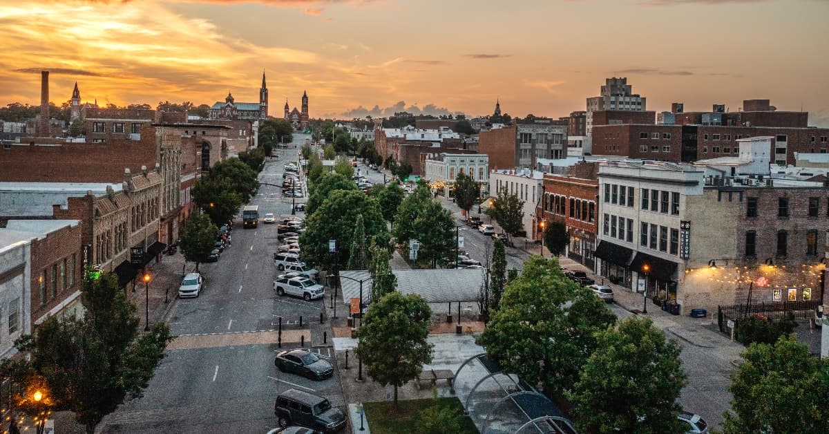 <b>Macon</b>
<br>
<b>Sitio web</b>: 
<a href="https://visitmacon.org/">https://visitmacon.org/</a> 
<br>
<b><a href="https://maps.app.goo.gl/9kGHJCynv5eJgrCu7">Cómo llegar</a> </b>
<br>
<br>Visita esta ciudad en el centro del estado este año para sentir la energía positiva que emana.