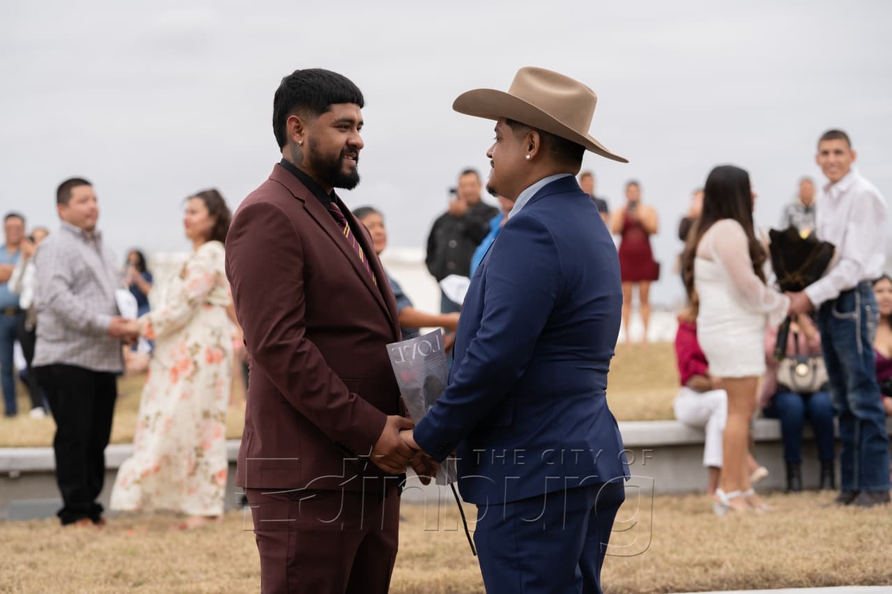 “Es un día de mucho simbolismo, el amor y la amistad. Fue difícil para nosotros tener acceso a un juez para casarnos, así que nuestra licencia expiró. Así que escuchamos de este evento y es la oportunidad perfecta”, dijo Roberto Moreno, quien unió su vida a la de Filiberto Molina.