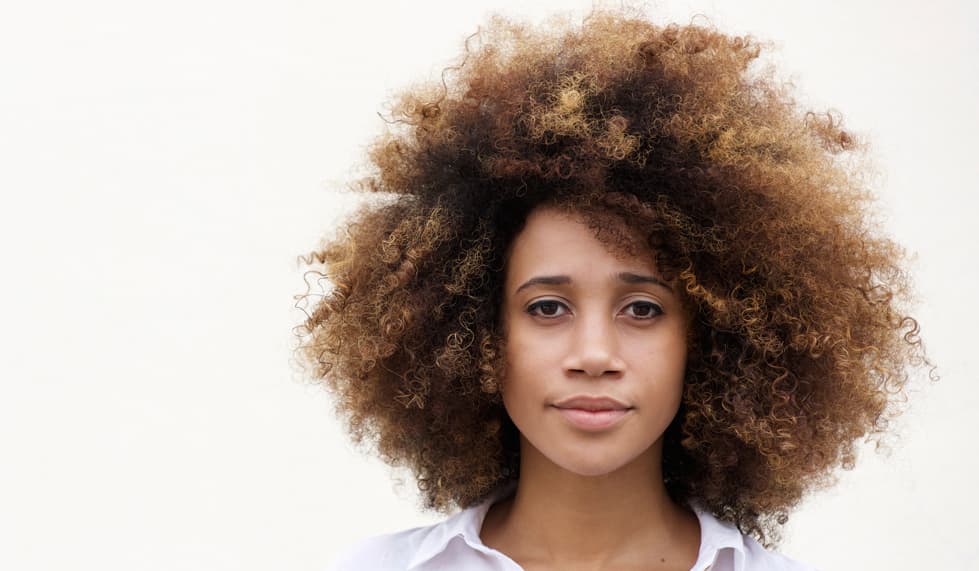 ¿Puede negarse una beca a alguien por el aspecto de su pelo?