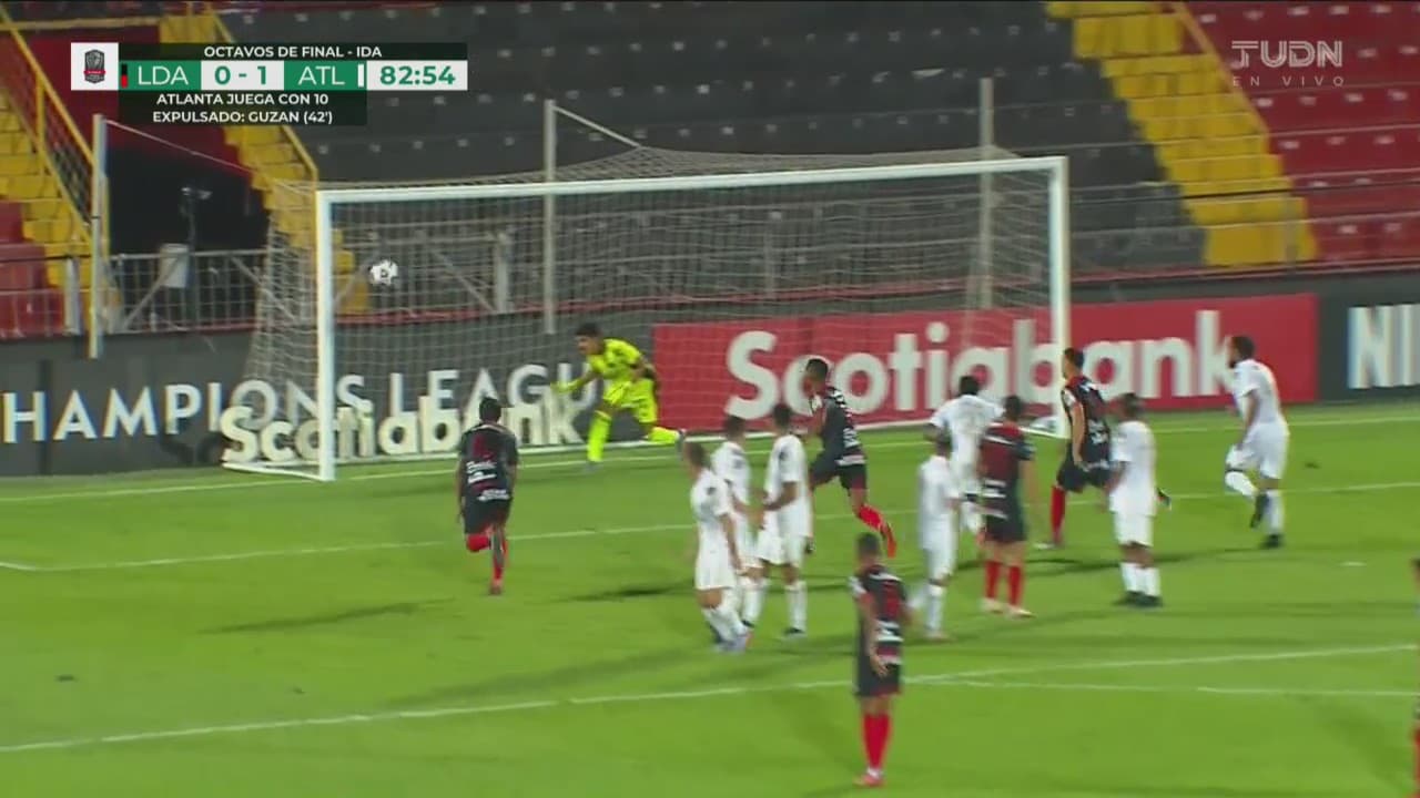 ¡Mucha vista! El balón de Johan Venegas saca pintura del palo