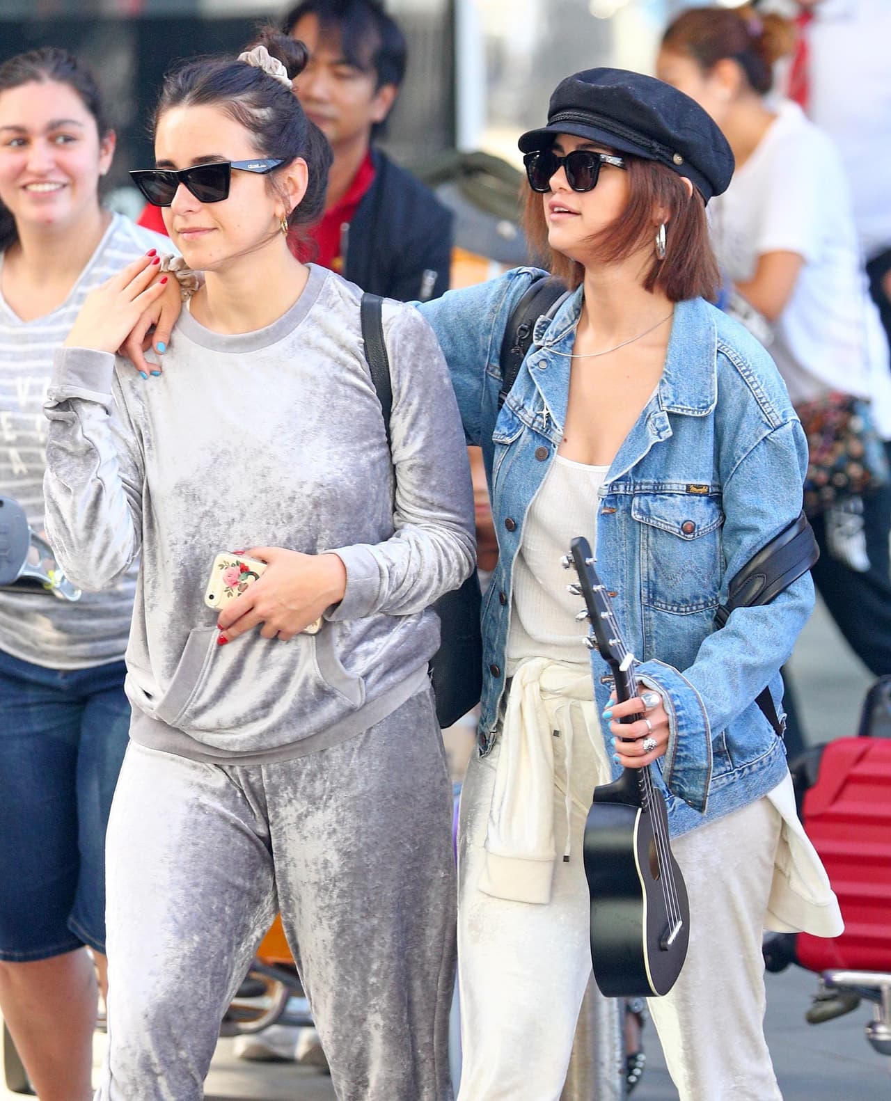 Mientras que su exnovia, se ha dedicado a estudiar la Biblia y disfrutar junto a sus amigos sea en Australia o en Los Ángeles.