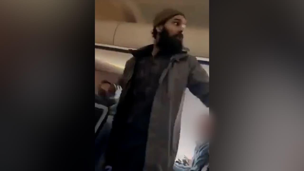 Hombre intenta abrir puerta de un avión en vuelo de Los Ángeles a Boston