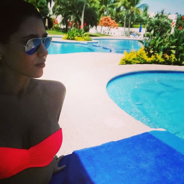 "Gracias a la vida y a DIOS por este regalito del cielo, mi Angelito, mi sueño más anhelado hecho realidad. Es una bebita muy deseada y esperada. Te AMO con todo mi corazón mi bebita hermosa y te esperamos en 4 meses y medio con los brazos abiertos👪💖🎀🎉🎊👶".