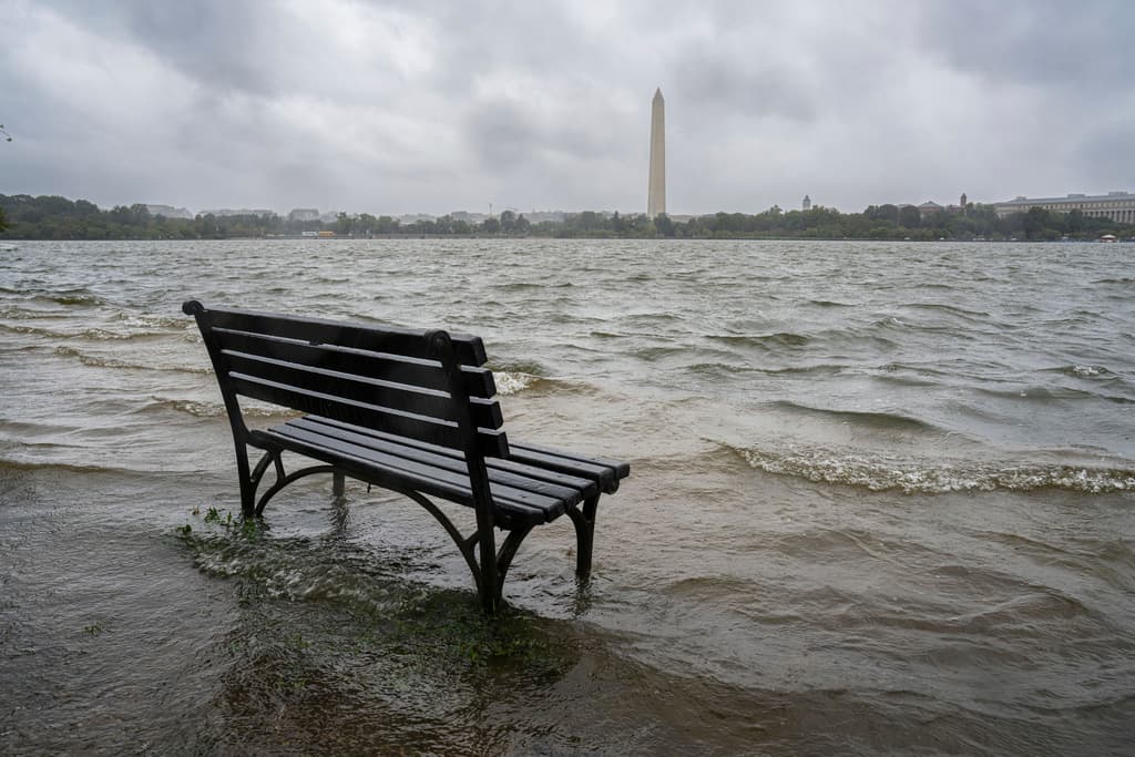 La Cuenca Tidal en Washington se desborda con la lluvia provocada por la entonces tormenta tropical Ophelia, el sábado 23 de septiembre de 2023. El Servicio Meteorológico Nacional ha emitido una advertencia de inundaciones costeras para el área. (Foto AP/J. David Ake)