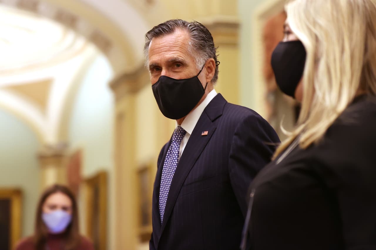 El senador
<b>Mitt Romney </b>dijo a los reporteros que
<b>no sabía qué tan cerca había estado de los asaltantes ese día mientras caminaba por un pasillo</b>. Dijo que tampoco sabía en ese momento que el policía que lo animó a pasar por un pasillo diferente era
<b>Eugene Goodman</b>, quien ha sido aclamado como un héroe por sus acciones durante el motín.