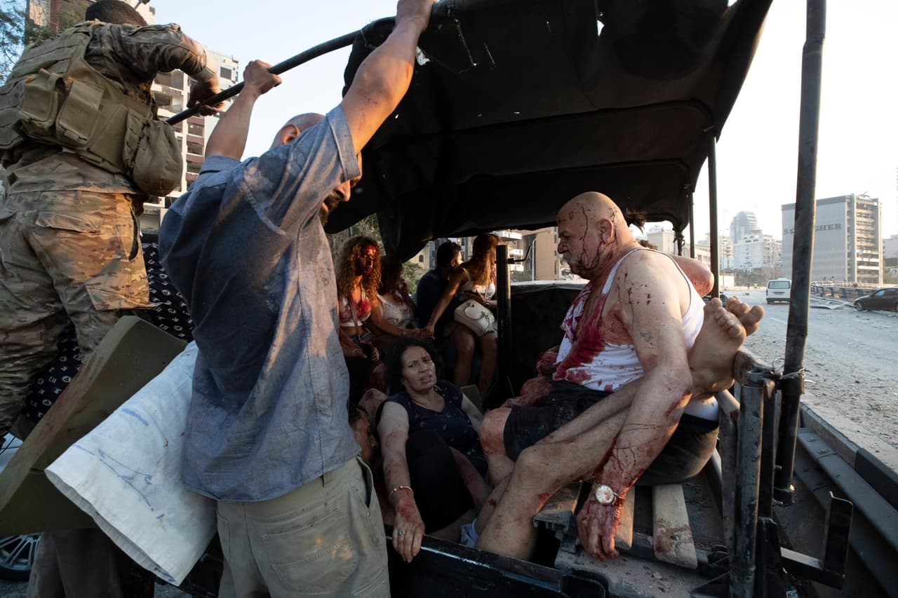 Un funcionario de protección civil en el lugar de la explosión dijo que sus hombres han llevado a decenas de personas a hospitales y que todavía había cuerpos al interior del puerto, muchos de los cuales estaban bajo los escombros.