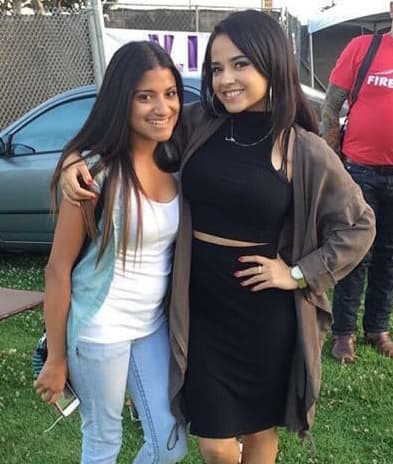 Becky G se encontró con algunos seguidores y se dejó tomar fotos con ellos.