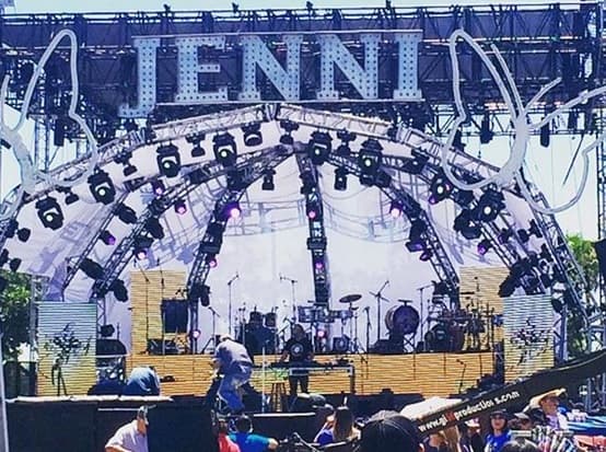 El escenario fue montado con lo último en tecnología.