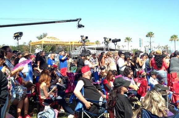 Los 'Jenni-fans' ya estaban bien listos en su lugar para disfrutar del show.