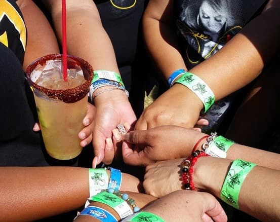 Los seguidores presumían orgullosos que estaban celebrando a su diva. Y para calmar el calor, unas ricas cervezas.