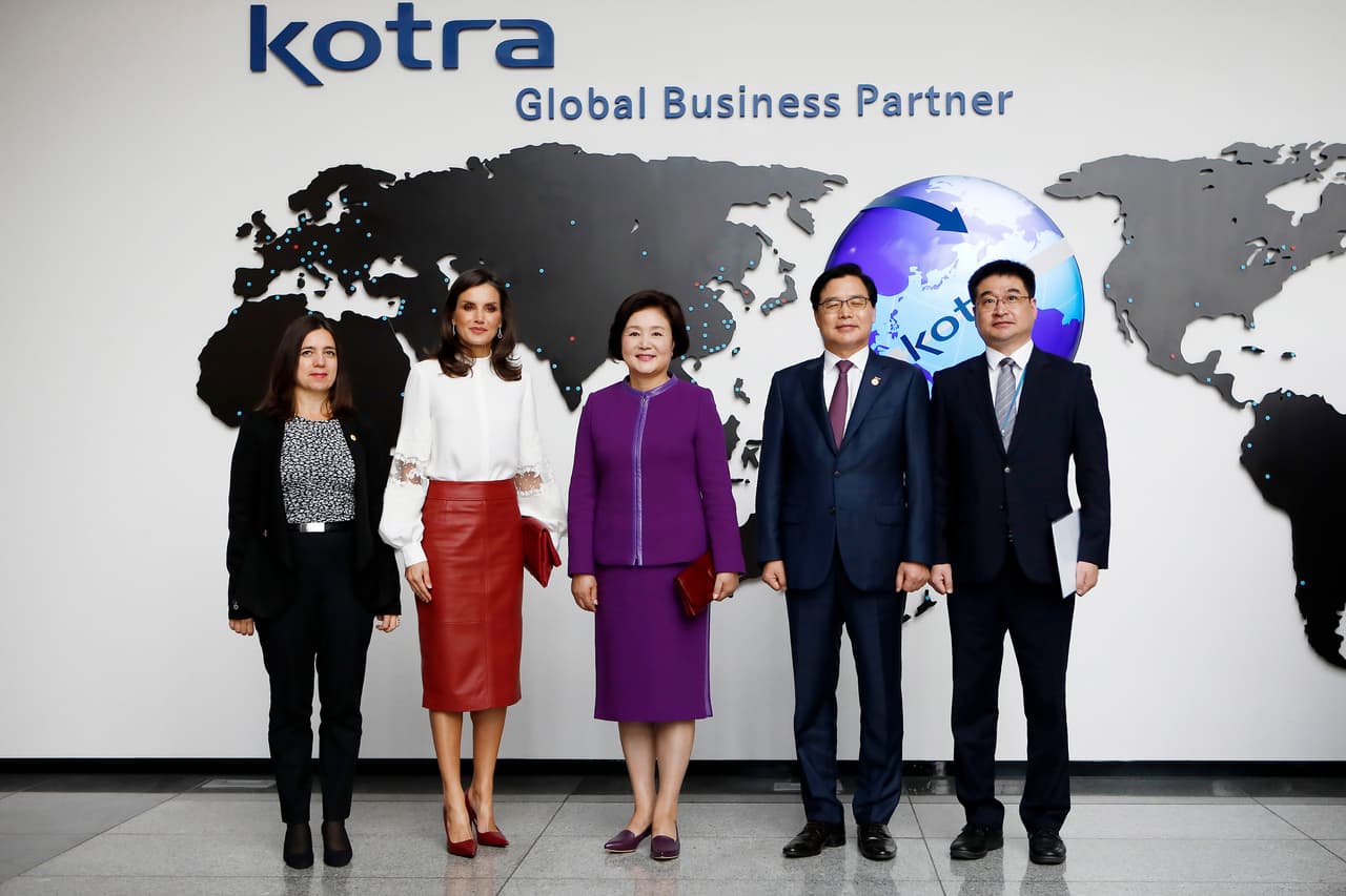 La reina 
<b><a href="https://www.univision.com/famosos/el-look-juvenil-y-audaz-con-el-que-la-reina-letizia-vuelve-a-romper-el-molde-fotos" target="_blank">combinó la falda</a></b> con una blusa blanca de mangas largas amplias con bordados florales y transparencias.