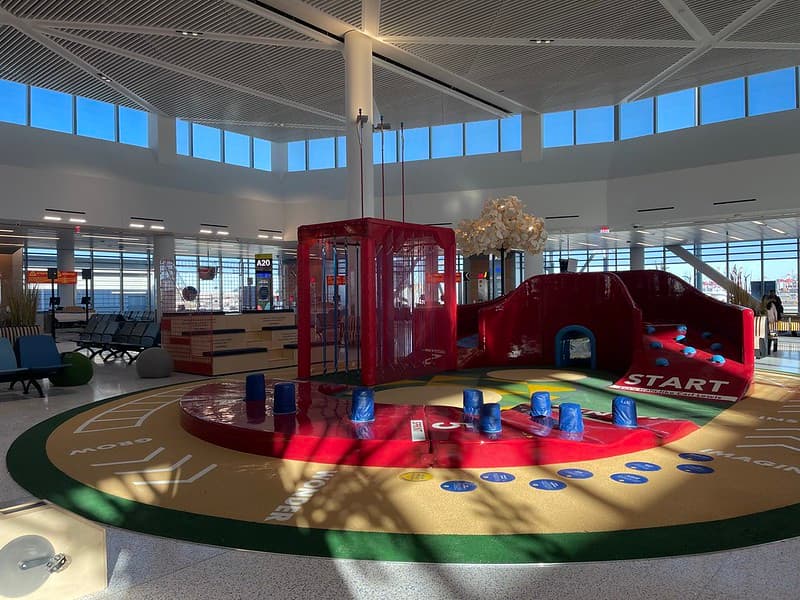 La nueva terminal incluye muchas comodidades 
<b>para mejorar la experiencia de viajes entre las familias</b>, como el hecho que sus áreas de juegos para niños tengan como tema la música, las artes, la ciencia y los deportes. 
<br>