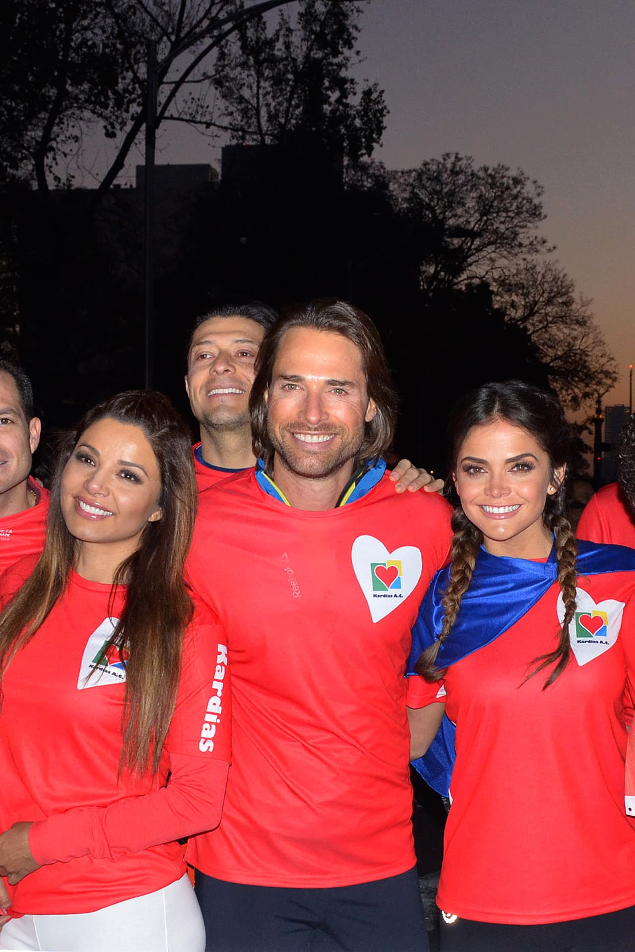 Junto a Marisol González y Aleida Núñez el actor llegó desde muy temprano para comenzar a correr por los niños.
