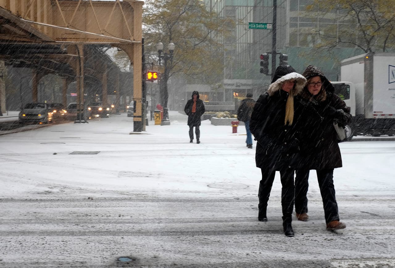 La Ciudad de los Vientos se pintó de blanco este viernes con la primera nevada del año que dejó un poco de acumulación en las calles y nos regaló fotos que parecen salidas de una postal.