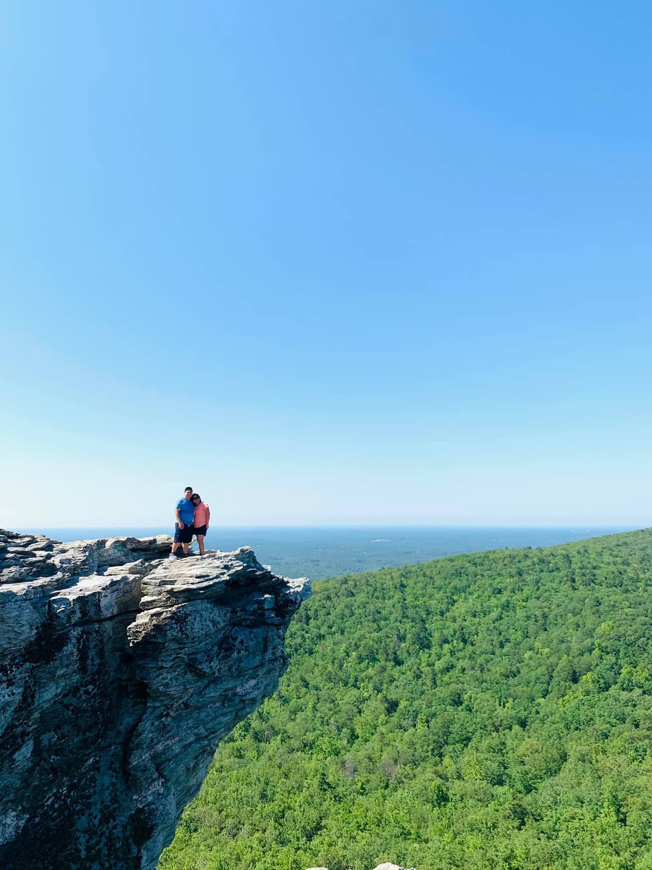 Ubicado en el condado de Stokes, 30 millas al norte de Winston-Salem, el Parque Estatal Hanging Rock comenzó como un proyecto del Cuerpo Civil de Conservación y se ha convertido en un parque que ofrece una experiencia inolvidable al aire libre.
<br>
<br>
<b><a href="https://goo.gl/maps/Pz7XATEH9ogHEvkR6">Cómo llegar</a></b>