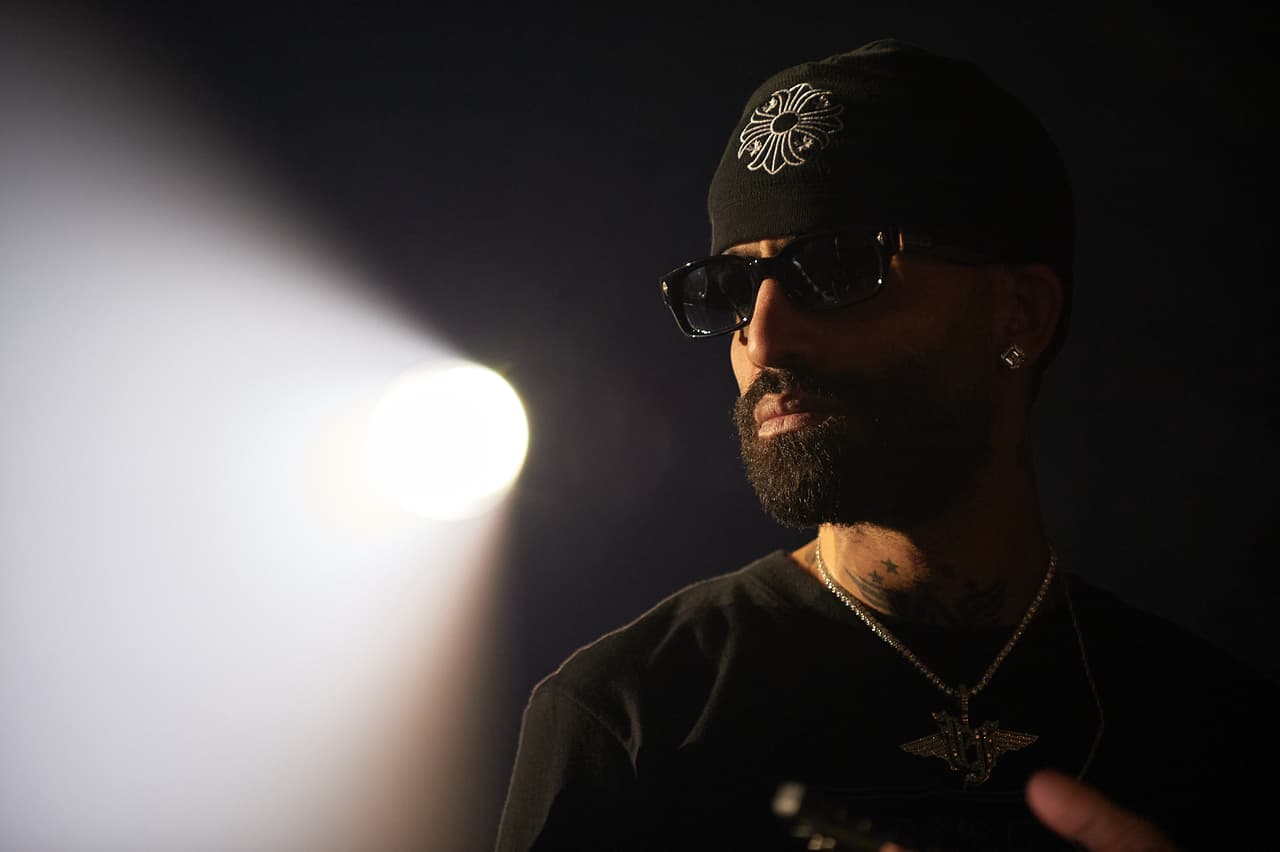 Arcángel en los ensayos de los Latin AMAs 2024