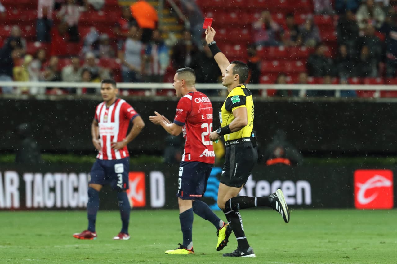 Ortiz echó a Luis Reyes al minuto 9 después de ser llamado por el VAR.