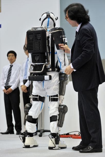 La presentación del traje en Tokio se produjo poco más de 18 meses después de que se desatara el accidente nuclear en la central de Fukushima Daiichi (noreste), donde trabajan aún unas 3.000 personas para desmantelar las instalaciones.