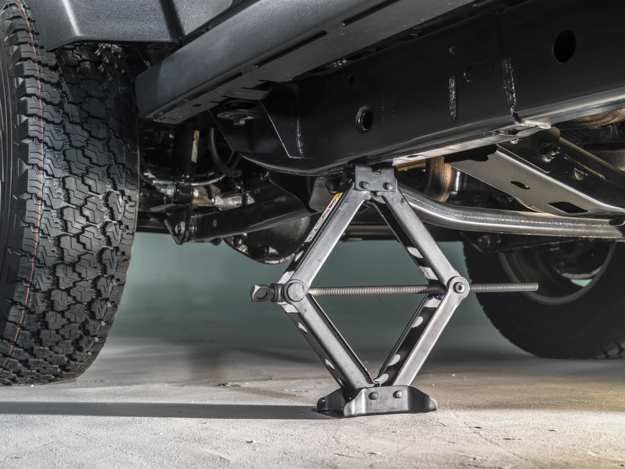 10. 
<b>Eleva el vehículo</b>.
<br>
<br>Utiliza el gato para elevar tu carro hasta que la rueda a ser reemplazada esté a 6 pulgadas (15.25 cms) del suelo.