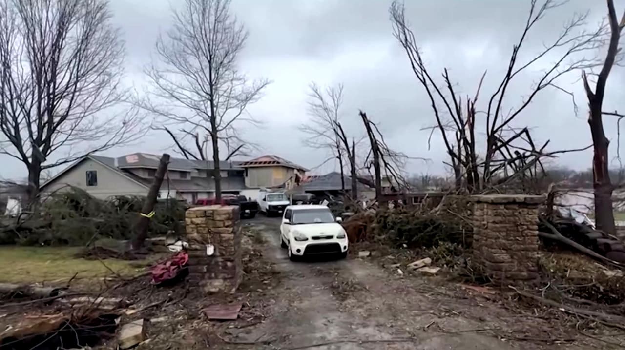 Imágenes de la destrucción por tornados, tormentas y granizo en el país; hay al menos dos muertos