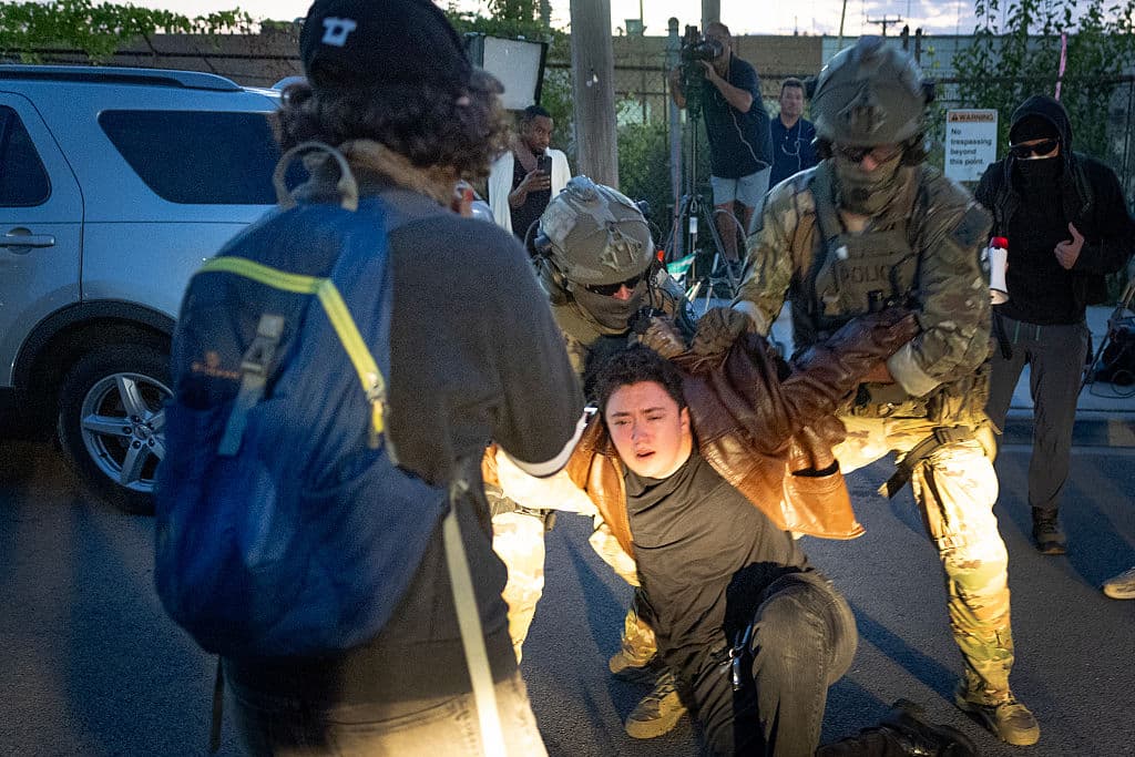 La tensión aumentó tras un tiroteo del 12 de septiembre, cuando un agente del 
<a href="https://www.univision.com/local/chicago-wgbo/familia-de-inmigrante-fallecido-por-agentes-de-ice-busca-repatriar-su-cuerpo-en-mexico">ICE disparó fatalmente a Silverio Villegas, un inmigrante mexicano que intentó evadir el arresto. </a>
<br>Representantes de ICE han alegado que el uso de la fuerza ha sido con medida, sin embargo, las comunidades y protestantes aseguran lo contrario.