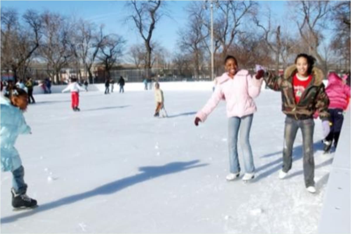⛸
<b>McKinley Icen Rink</b>
<br>📍2210 W. Pershing Rd.
<br>📆Del 24 de noviembre al 19 de febrero de 2024
<br>📲Patines rentados disponibles en talla 8 hasta 12
<br>✍️(312) 747-5992