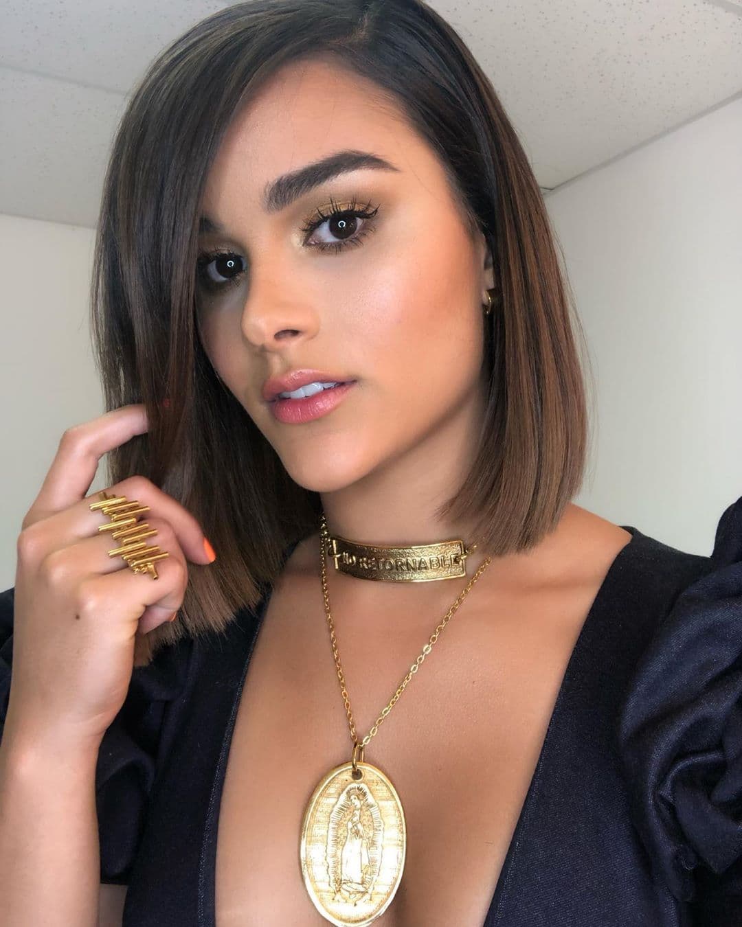 Clarissa Molina comentó a sus seguidores de Instagram que una de sus actividades favoritas mientras está manejando, es escuchar canciones románticas.