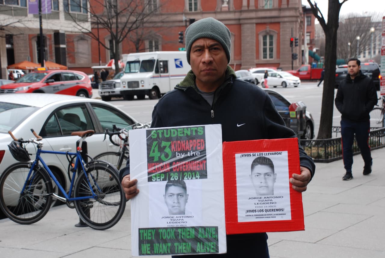 La violencia que EEUU exporta a México: un padre de los 43 de Ayotzinapa pide que no se vendan armas a su país