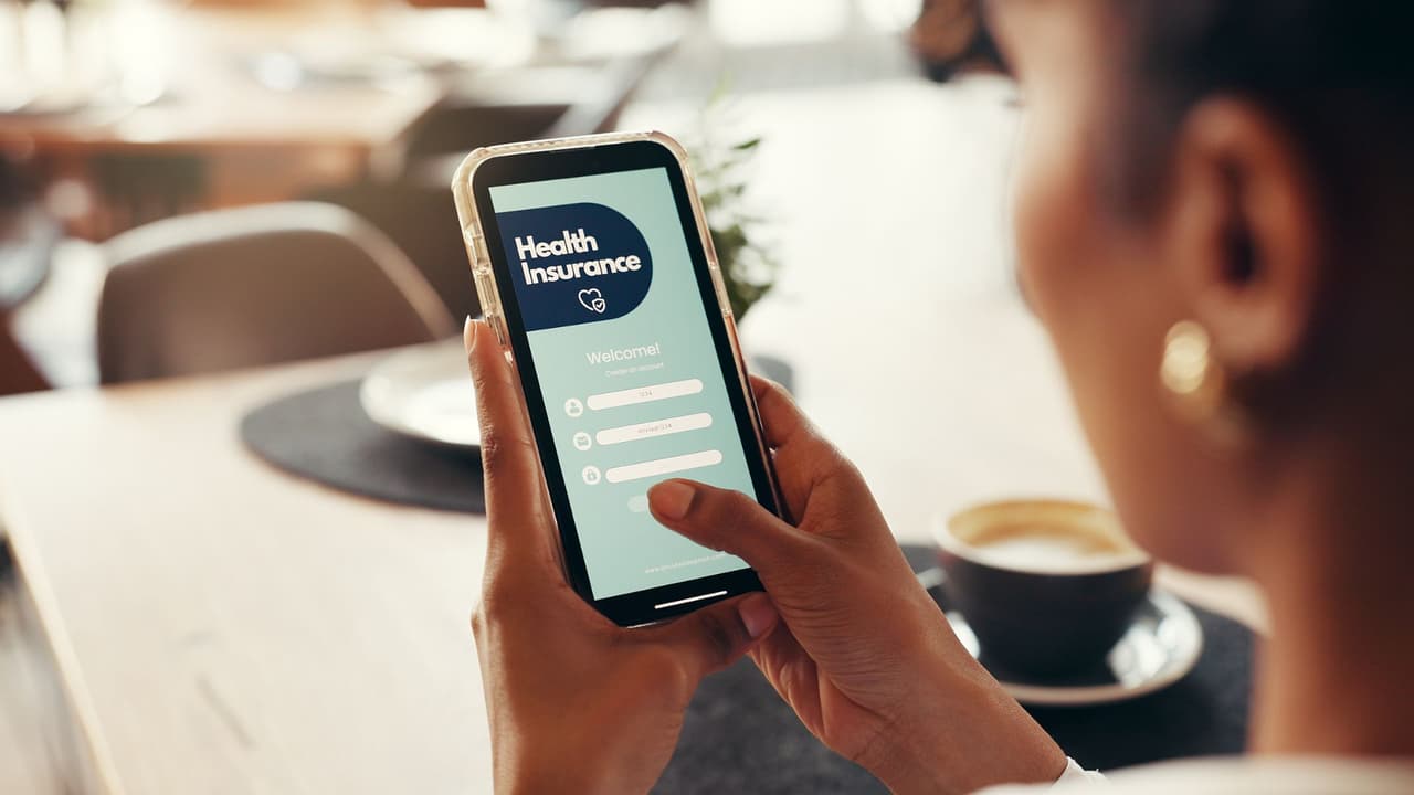 <h3 class="cms-H3-H3">Si tu vida cambió, podrías tener una nueva oportunidad 💡 </h3>Fuera del periodo de inscripción abierta, s
<b>olo puedes obtener un plan si ocurre un “evento de vida calificable”</b>, como:
<br>👉🏻 Perder tu seguro del trabajo.
<br>👉🏻 Casarte o divorciarte.
<br>👉🏻 Tener un bebé o adoptar.
<br>👉🏻 Mudarte a otro estado.
<br>👉🏻 Cambiar significativamente tus ingresos.
<br>En esos casos,
<b>tendrás una ventana especial de 60 días para inscribirte.</b>