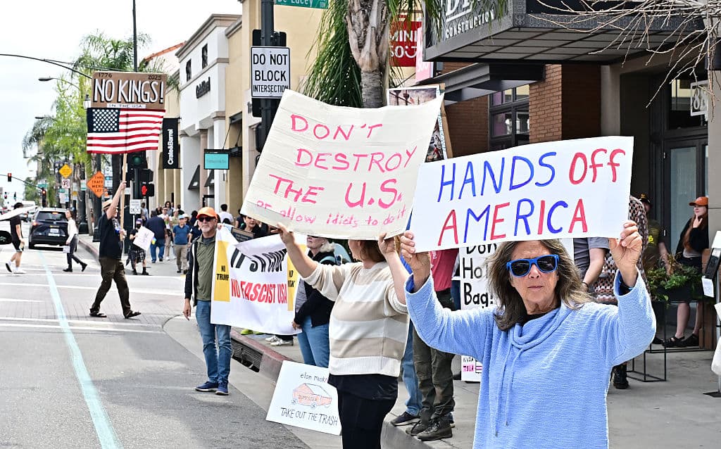 <b>"Saca tus manos de América"</b> y 
<b>"No destruyas los Estados Unidos o permitas que idiotas lo hagan"</b>, leían los mensajes de estas dos manifestantes contra Elon Musk y Tesla en Pasadena, California.