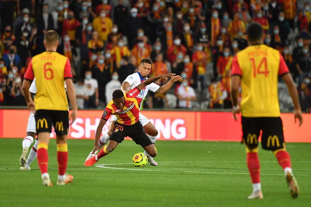 Ganabo se muestra muy activo en el partido al igual que Kakuta y Banza.