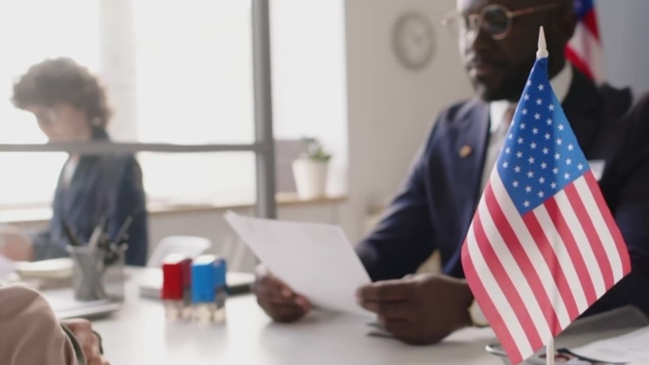 USCIS podría interrogar a tus vecinos para verificar tu solicitud de naturalización