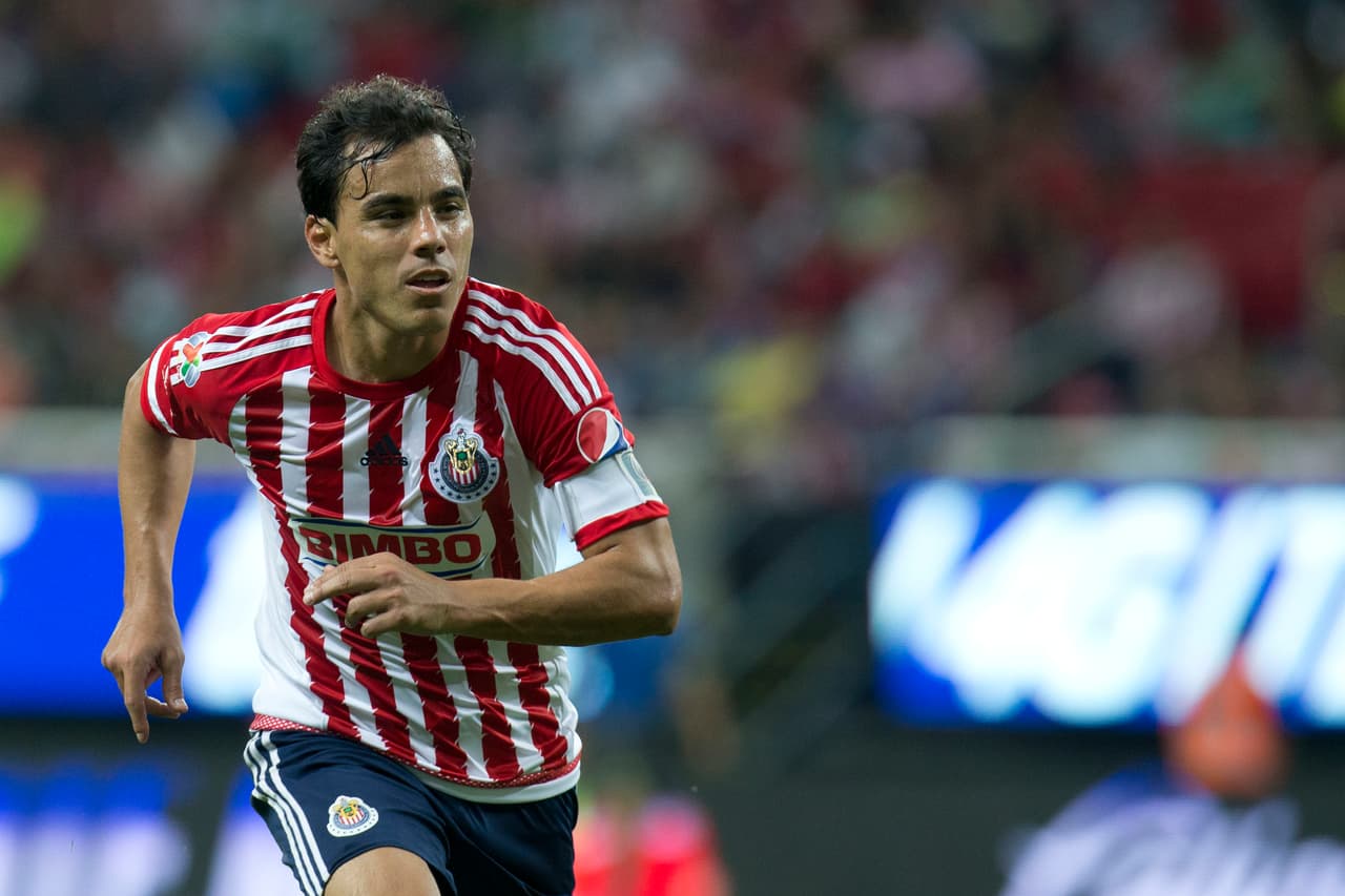 FIFA 06 El mexicano Omar Bravo, jugador de Chivas, compartió lugar con Freddy Adu y Ronaldinho para la portada destinada a América. Después de varios años, el videojuego ocupó casi todas las plataformas existentes en ese tiempos: Windows, PS2, GameCube, Xbox, Game Boy Advance, PSP, Nintendo DS, N-Gage y telefonía móvil - Eslogan: "La experiencia de fútbol total"